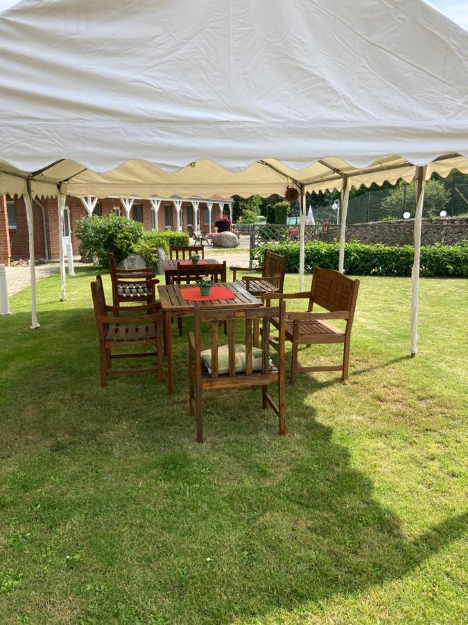 Hotel Am Schlosspark Mallin Bagian luar foto