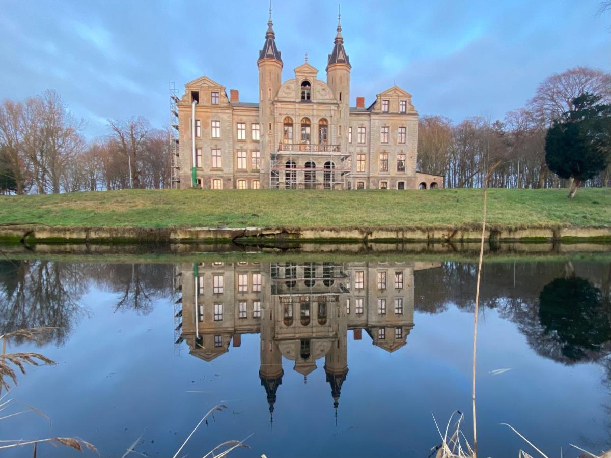 Hotel Am Schlosspark Mallin Bagian luar foto