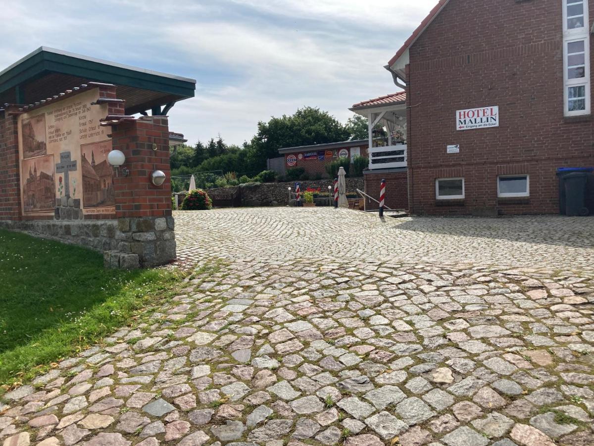 Hotel Am Schlosspark Mallin Bagian luar foto