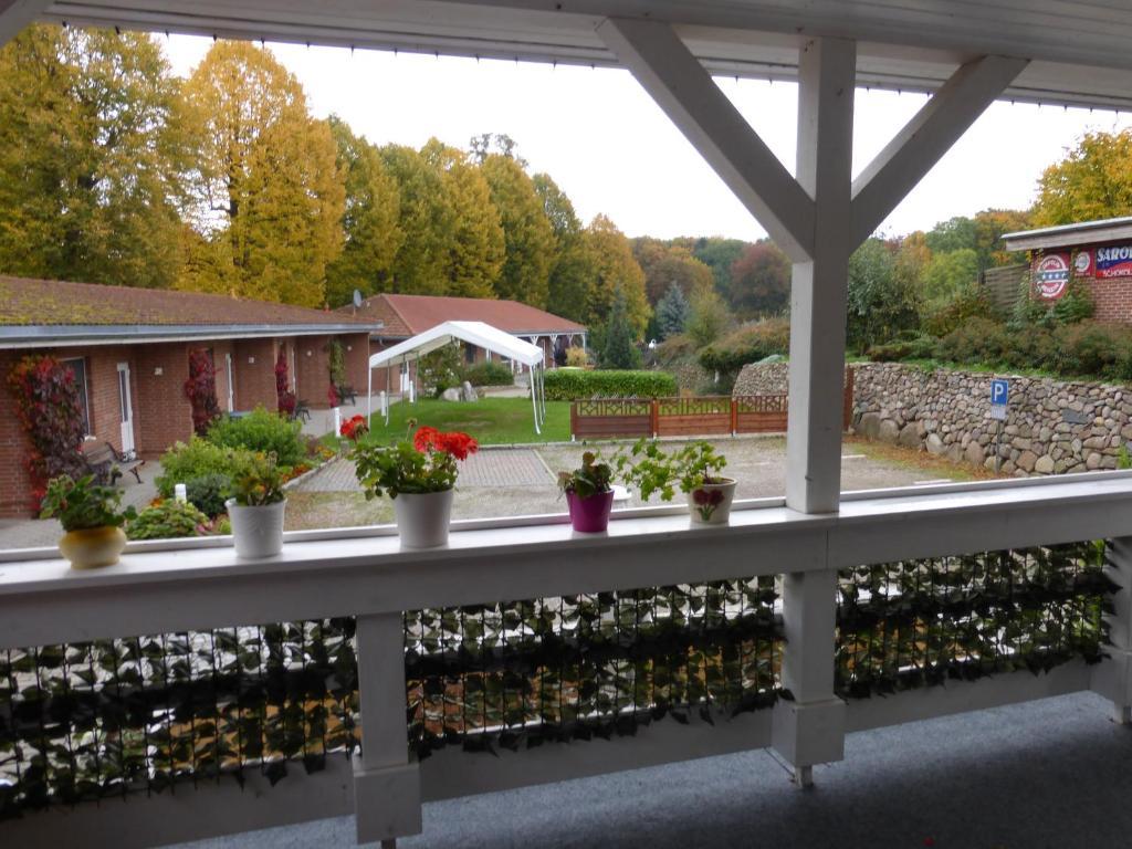 Hotel Am Schlosspark Mallin Bagian luar foto